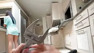娇小亚洲妹子厨房骑乘水管工巨屌
