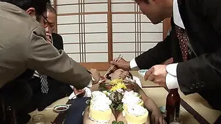 Японская девушка Асука Аянами — это тарелка с едой.