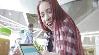 Азиатская девушка разгуливает с радиоуправляемым вибратором во влагалище.