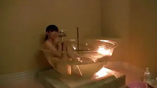 日本素人乘船游玩并泡在怪异浴缸里